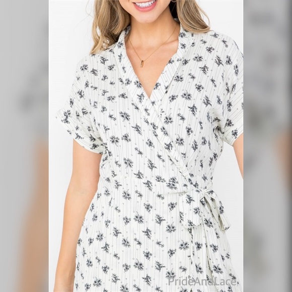 🆕 OFF WHITE FLOWER PRINT V-NECKLINE SURFPLICE ROMPER - Picture 6 of 6